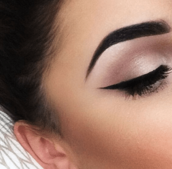 Trendy Make-Up Strategies For Oily Skin